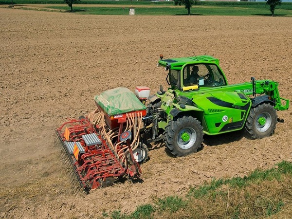 Traktoriai ir žemės ūkio technika
